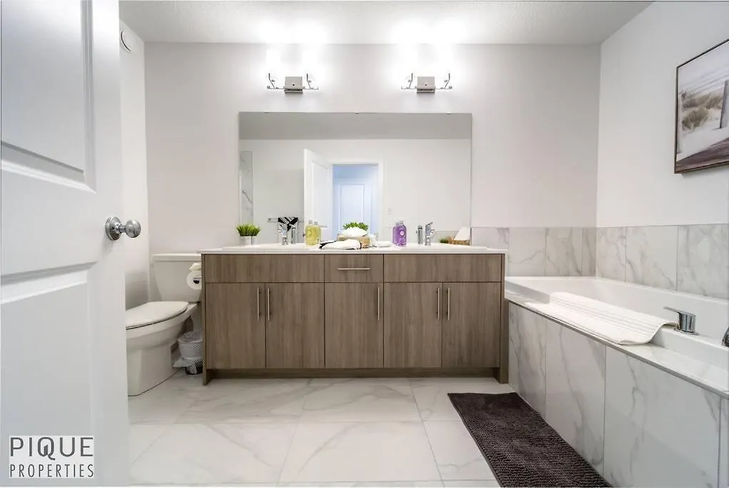 Holiday home *New*Chic Modern Home*King Bed*Foosball*Sleeps 8! Edmonton